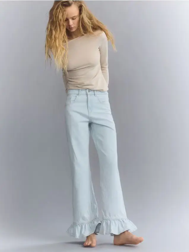 Jeans a gamba larga con balze - blu