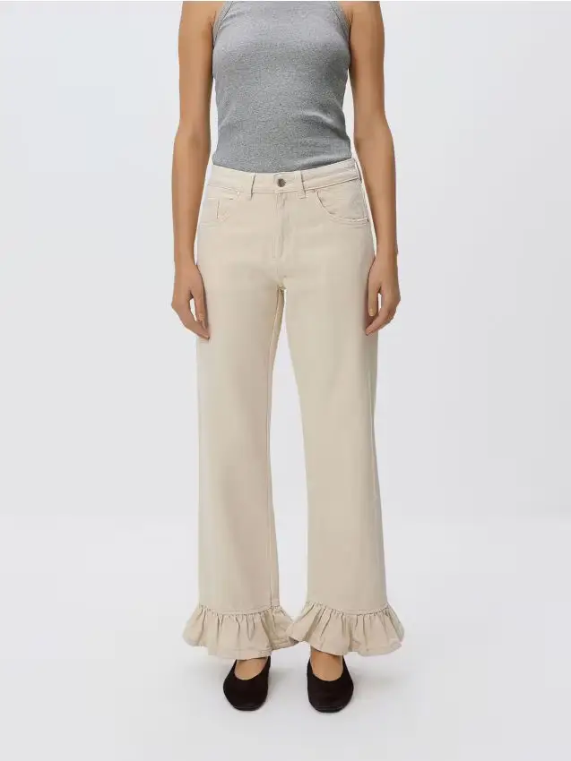 Jeans a gamba larga con balze - nude