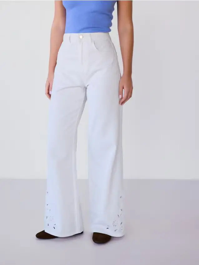 Jeans a gamba larga con motivo traforato - bianco