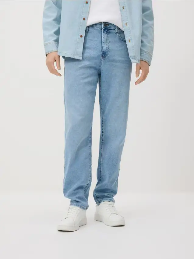 Jeans carrot con effetto slavato - blu