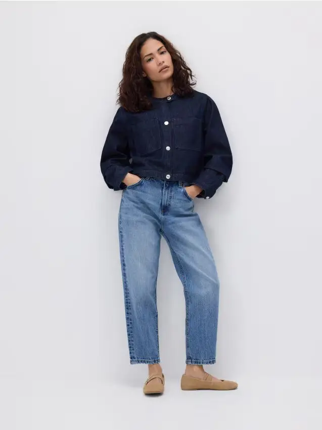 Jeans mom fit con gamba corta - blu