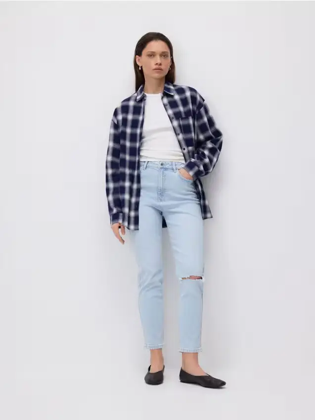 Jeans mom fit con spacco - blu