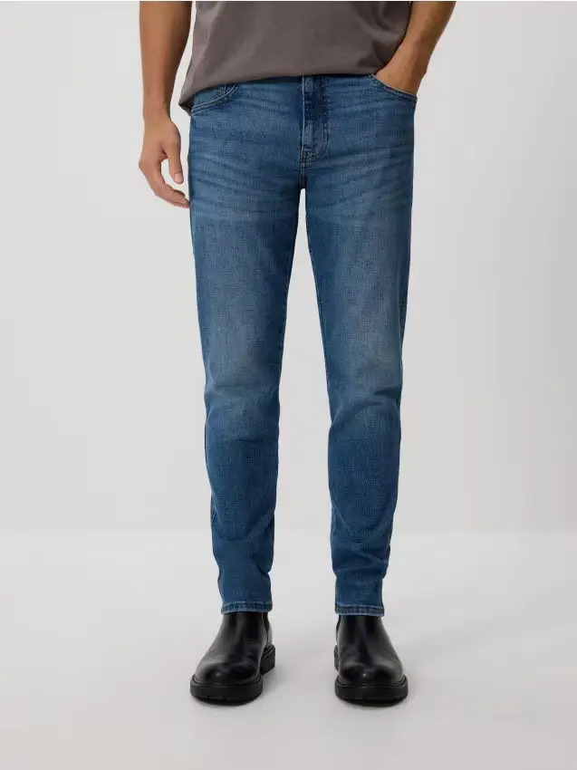 Jeans slim con effetto slavato - blu