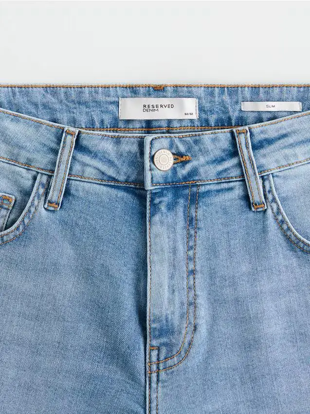 Jeans slim con effetto slavato - blu