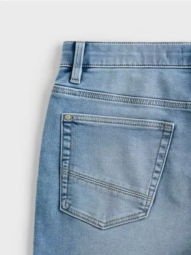 Jeans slim con effetto slavato - blu