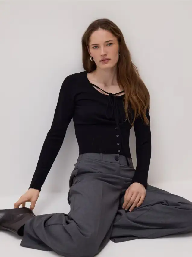 Maglione con allacciatura - nero