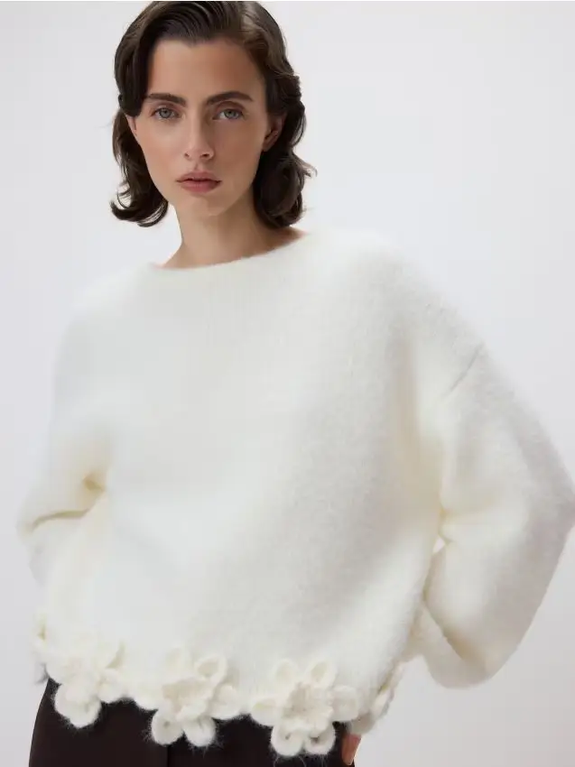 Maglione con applicazione floreale - panna