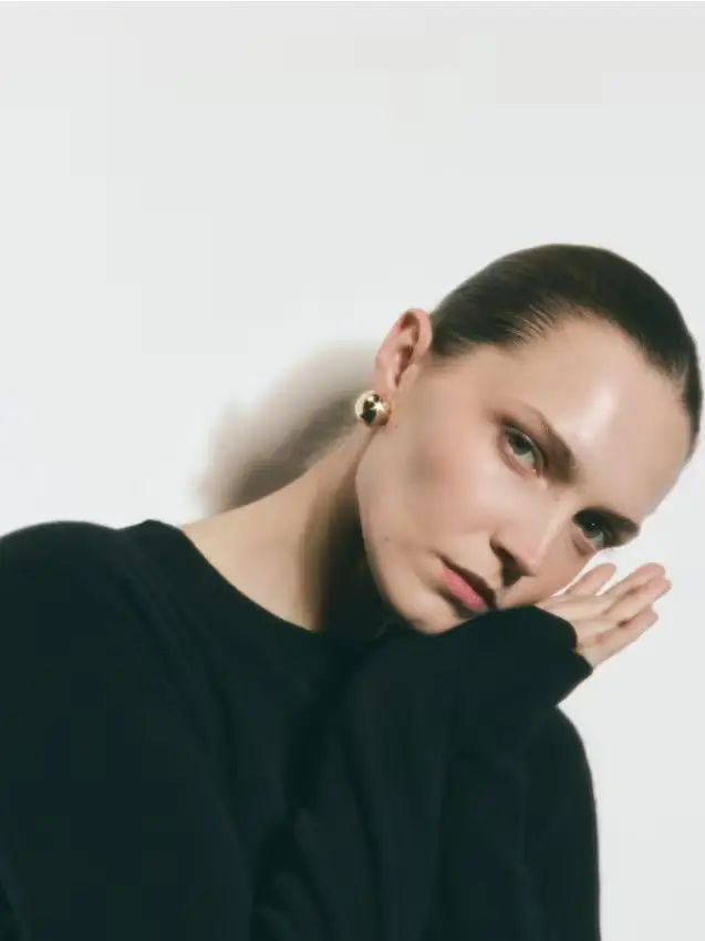 Maglione in lana con fibbia - nero