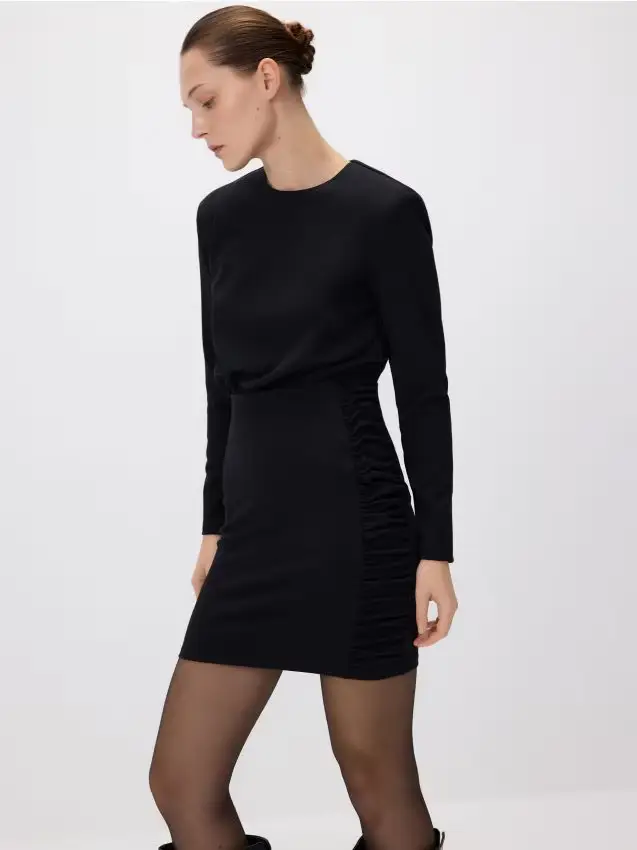 Mini abito con drappeggio - nero