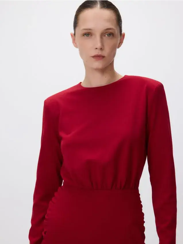 Mini abito con drappeggio - rosso