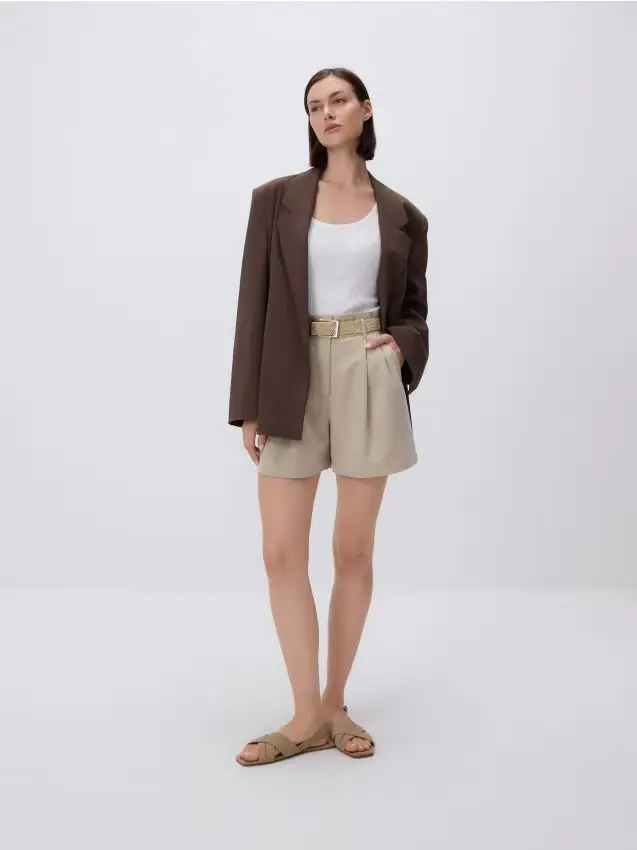 Pantaloncini con cintura intrecciata - beige