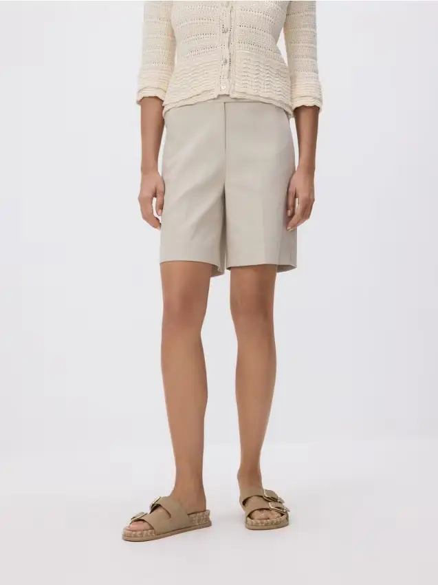 Pantaloncini con pince - beige