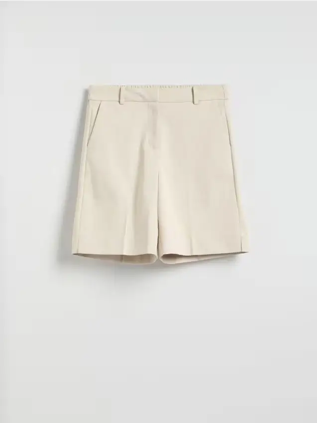 Pantaloncini con pince - beige