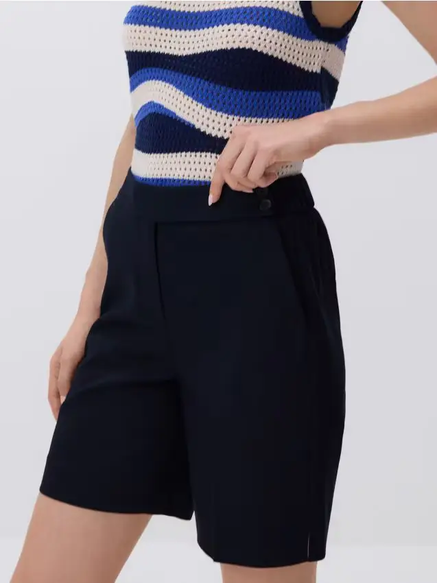 Pantaloncini con pince - blu scuro