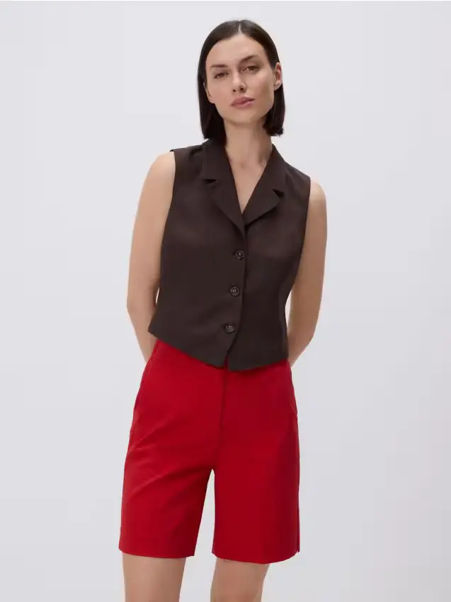 Pantaloncini con pince - rosso