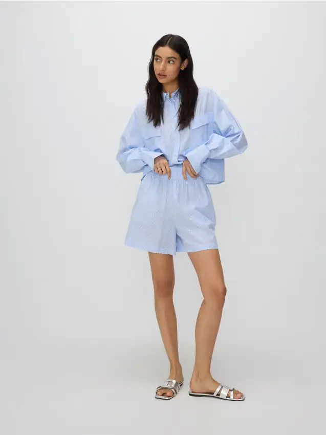 Pantaloncini in cotone con applicazioni - azzurro