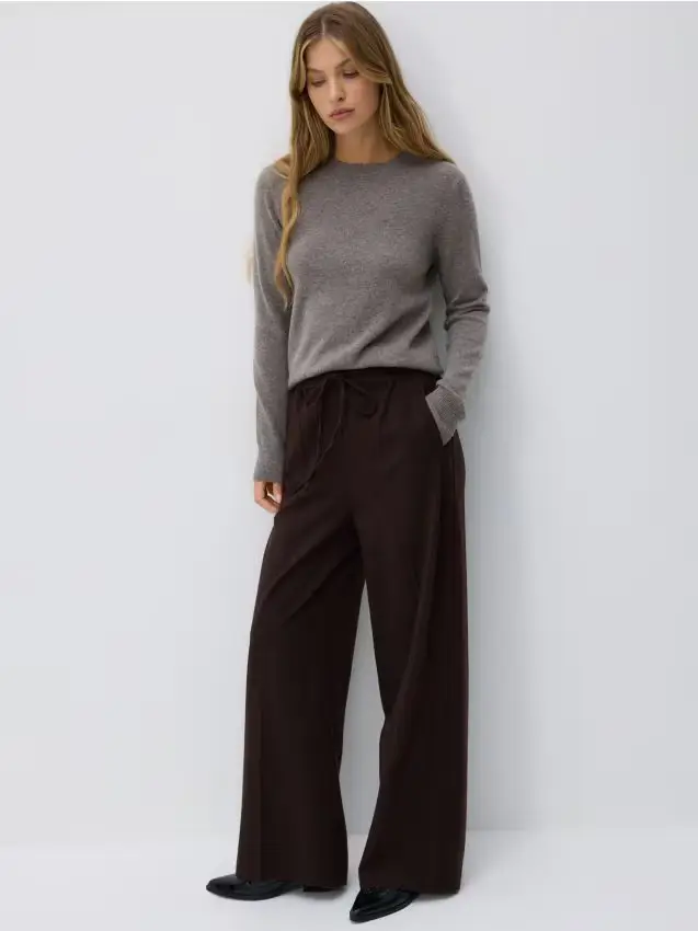 Pantaloni a gamba ampia con piega stirata - marrone scuro