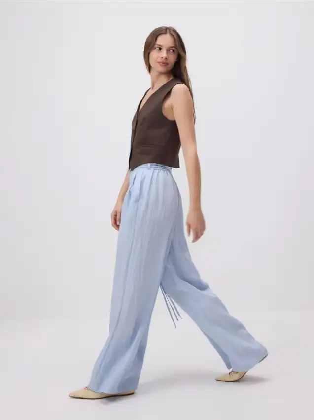 Pantaloni ampi con cintura - blu pallido