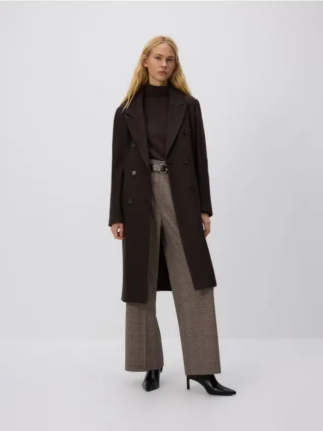 Pantaloni ampi con piega e cintura - multicolore