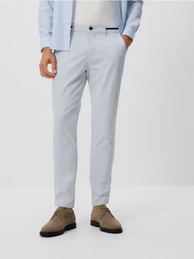 Pantaloni chino con pince - blu pallido