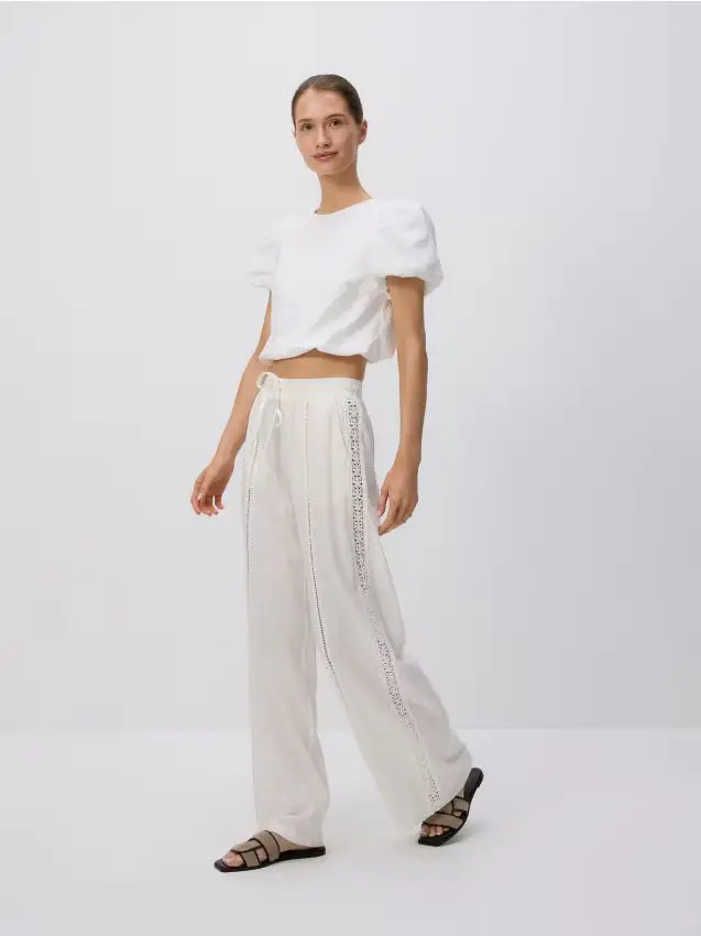 Pantaloni con bordo traforato - bianco