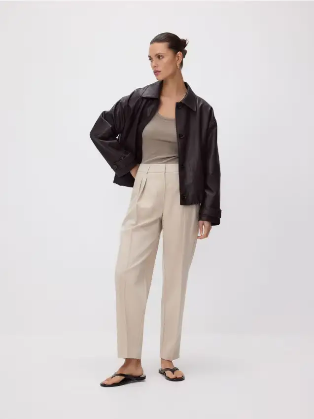 Pantaloni con piega stirata - beige