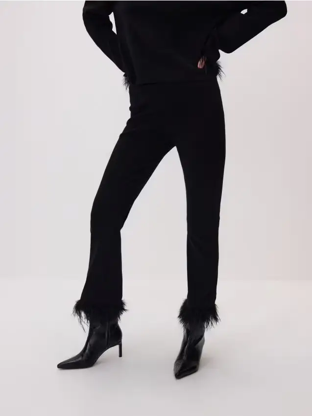 Pantaloni con piume sintetiche - nero