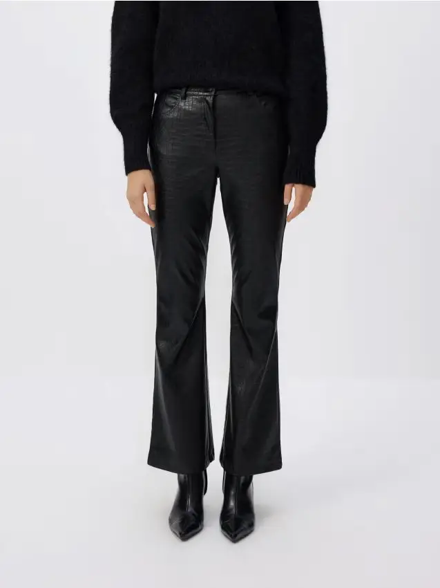 Pantaloni flare svasati in similpelle - nero