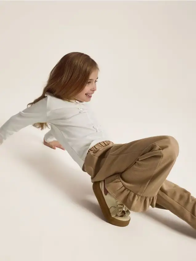 Pantaloni in tessuto con catena - beige