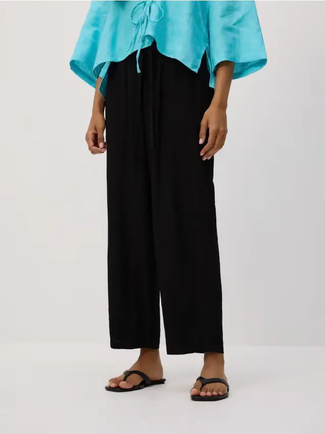 Pantaloni in viscosa con laccio - nero