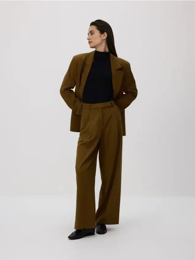 Pantaloni larghi con pinces - verde oliva caldo