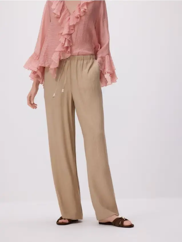 Pantaloni strutturati con laccio - beige