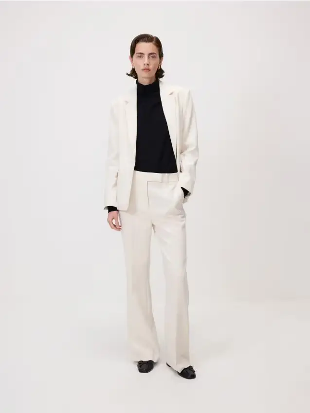 Pantaloni svasati flare con piega - panna