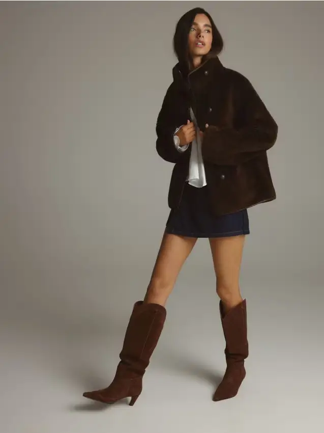 Pelliccia sintetica con chiusura decorativa - marrone