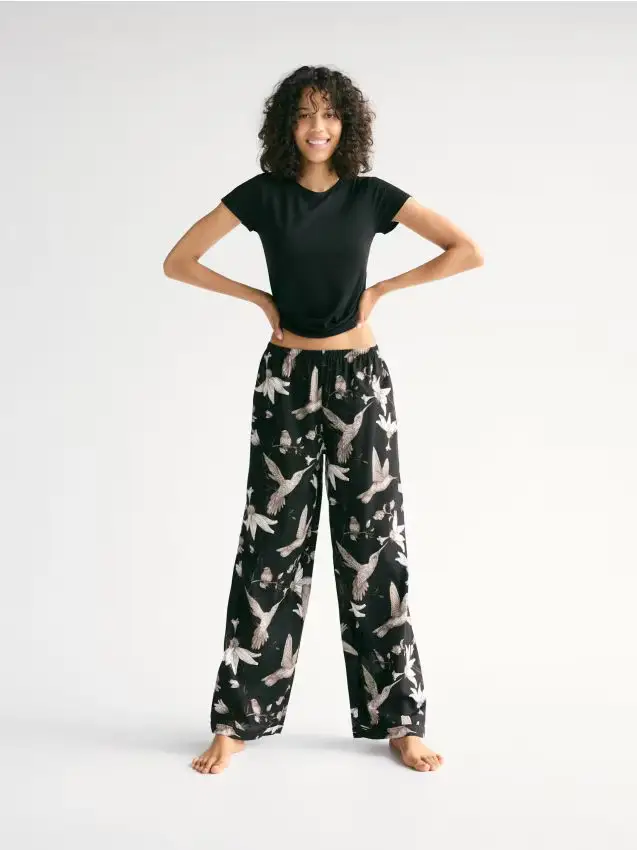 Pigiama due pezzi con fantasia - nero