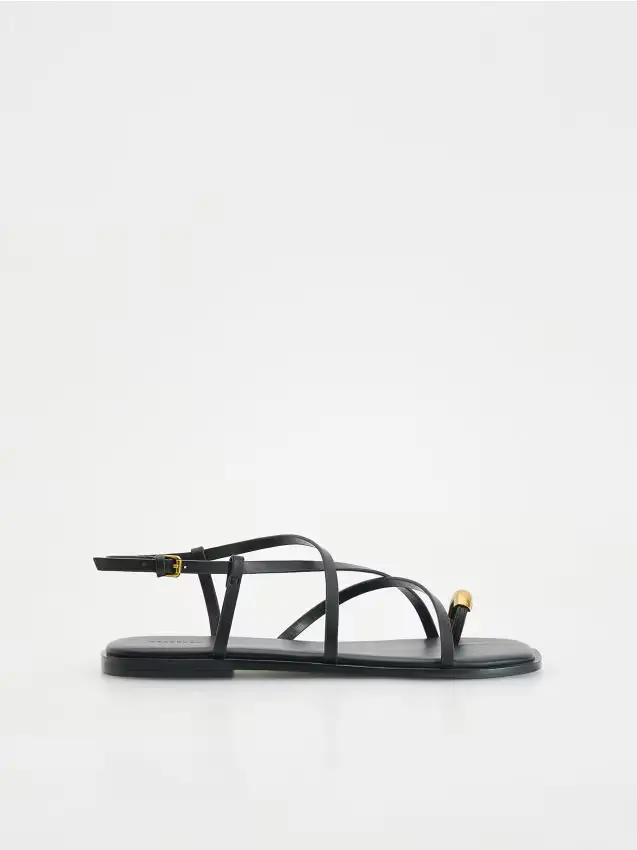 Sandali con fibbia decorativa - nero