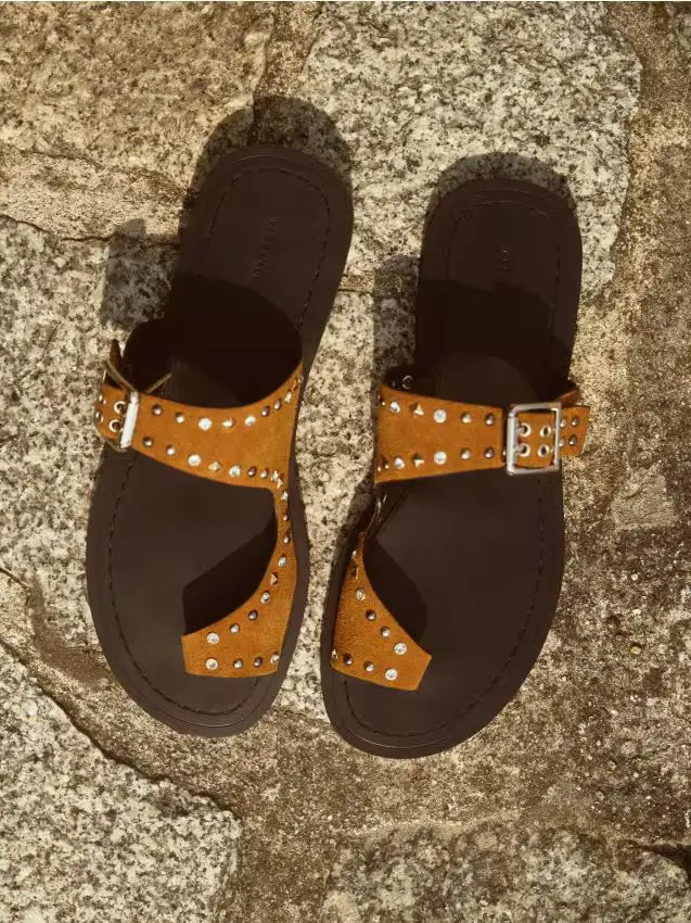 Sandali in camoscio con finiture metalliche - marrone dorato