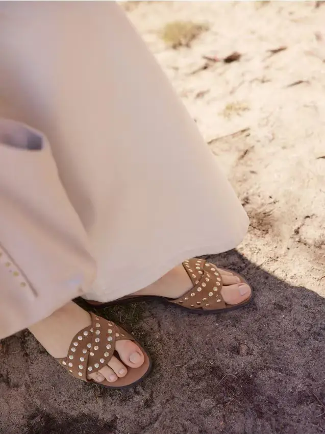 Sandali scamosciati con dettagli metallici - beige