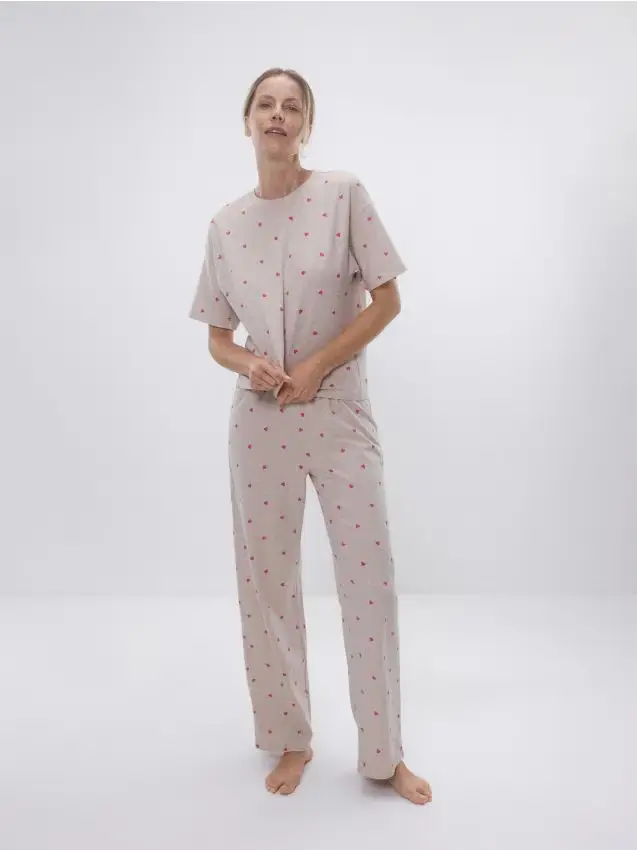 Set pigiama da due pezzi con motivo a cuori - beige