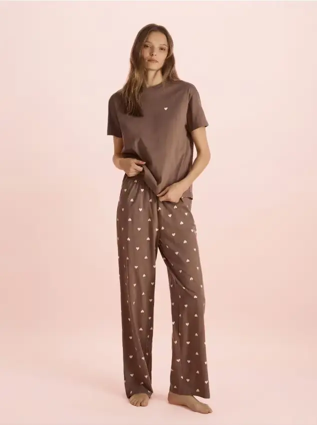 Set pigiama da due pezzi con motivo a cuori - caffè