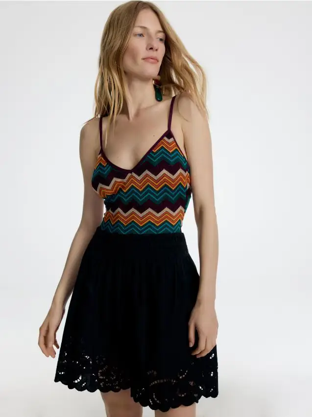 Shorts con finiture traforate - nero