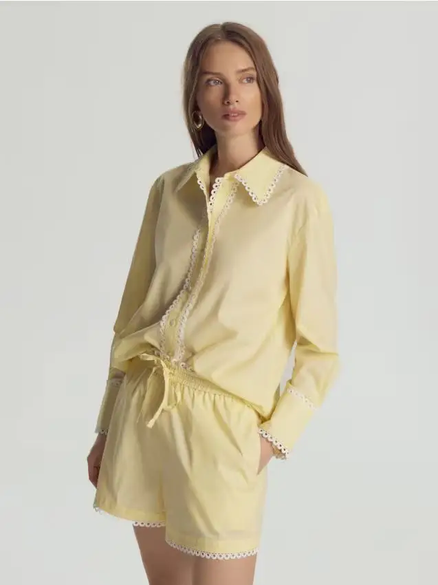 Shorts con inserto decorativo - giallo chiaro