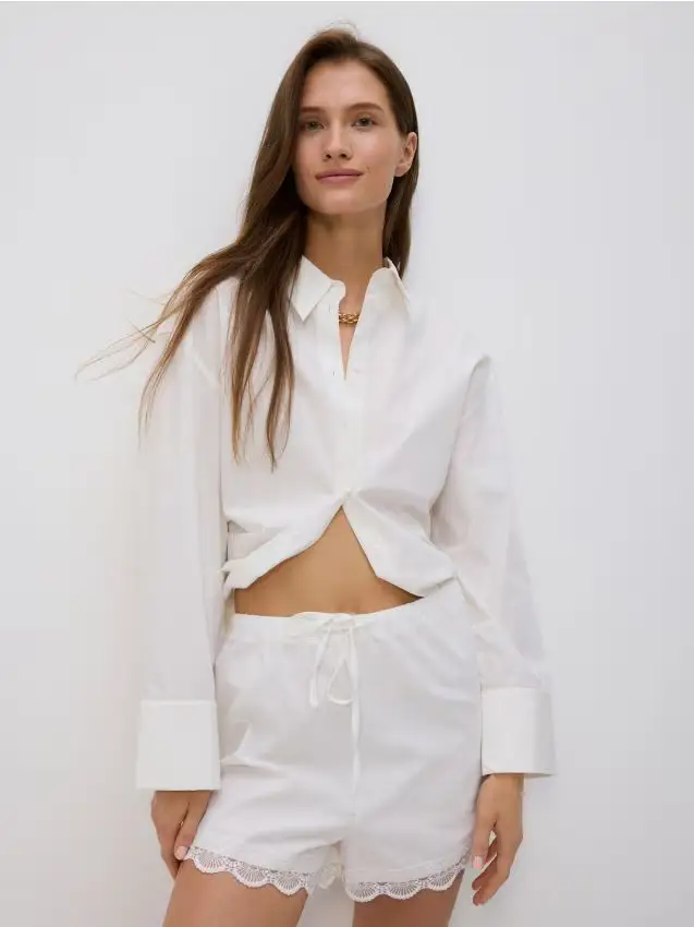 Shorts con inserto in pizzo - bianco