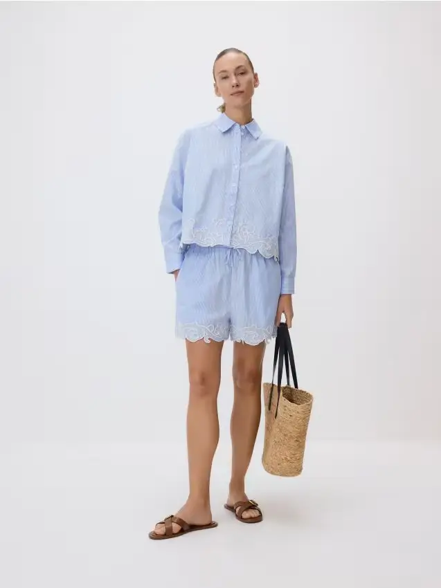 Shorts con motivo ricamato - blu pallido