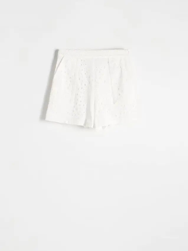 Shorts con ricamo traforato - bianco