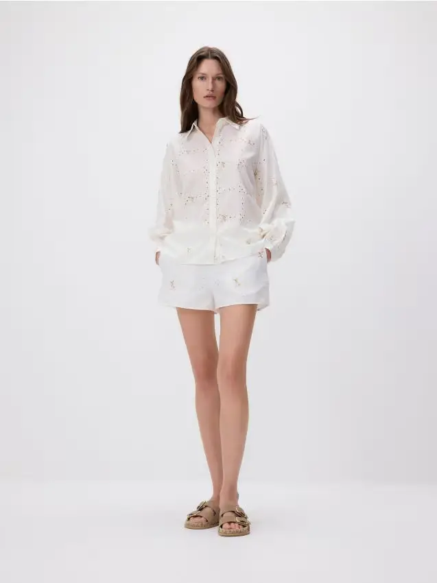 Shorts traforati con ricamo - bianco