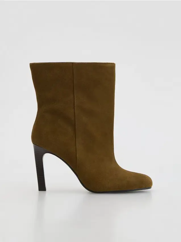 Stivaletti in pelle scamosciata con tacco alto - beige