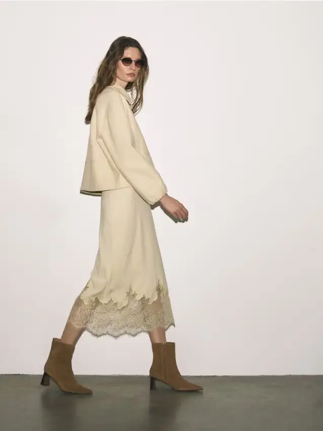 Stivaletti in pelle scamosciata con tacco alto - beige