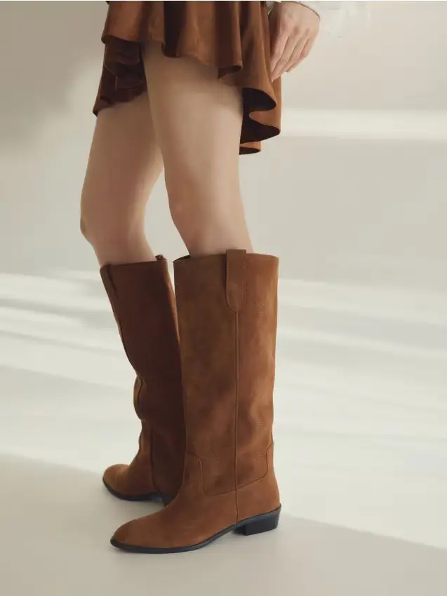 Stivali alti scamosciati - beige