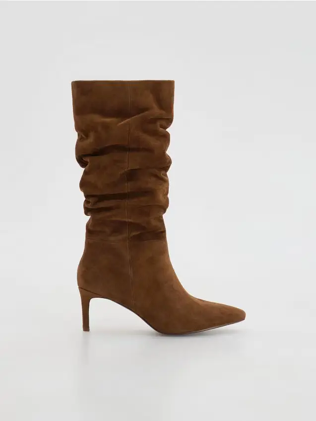 Stivali in camoscio arricciati - beige